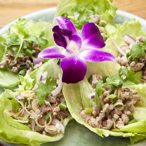 Minced pork wrapped in lettuce and dressed with lemongrass ``Yum Moo Takrai''
