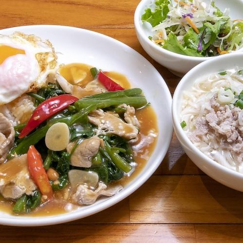 Healthy Thai SET - Spicy stir-fried water spinach and pork rice and Thai soy sauce noodle set