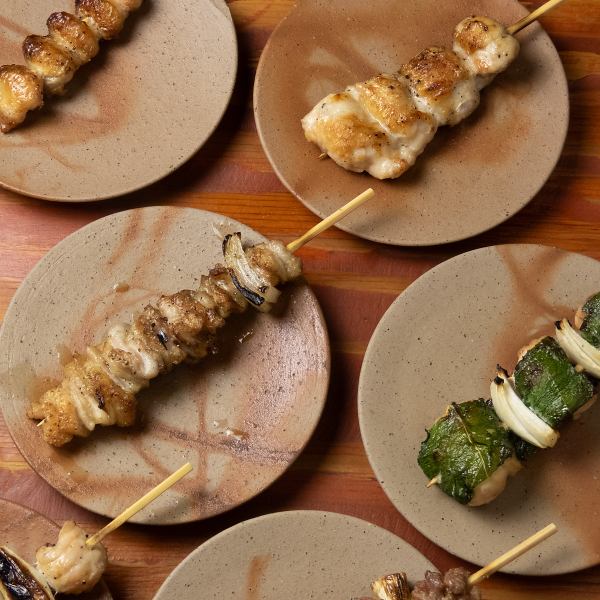 一本一本、心を込めて手仕込み！定番から希少部位まで揃う自慢の絶品焼き鳥