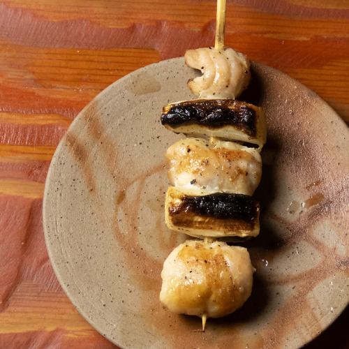 口の中でとろける食感！ねぎの甘みが際立つ希少部位「鶏とろねぎ間」