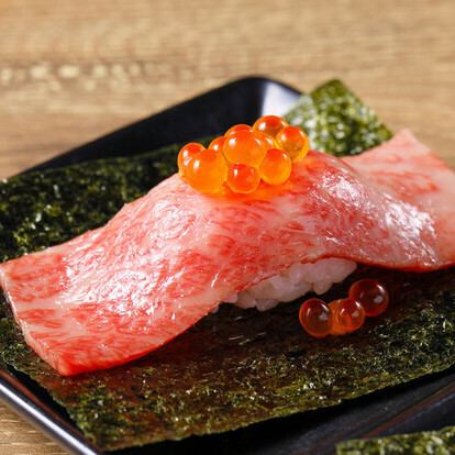 Seared fatty beef hand roll with salmon roe