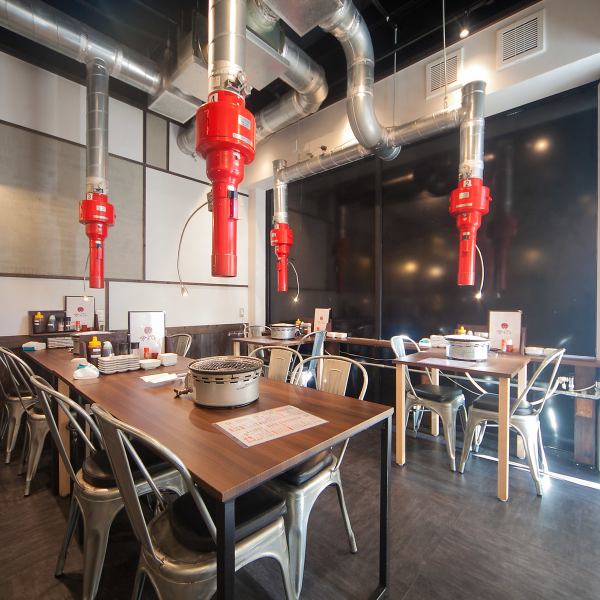 2名テーブルが2席、4名テーブルが2席と、少人数向けのお席を充実完備。落ち着いたレイアウトで親しい人との会話を楽しめる空間です!デートやカジュアルなお食事、ちょっとした記念日にもぴったり◎居心地にこだわった椅子とモダンな内装がリラックス時間を演出します。程よいプライベート感でゆっくりお過ごしください☆