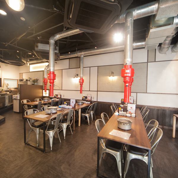 広々とした宴会空間では最大で27名様まで貸切が可能!開放感ある配置で大人数でも快適。席は6名テーブルが3つあり、人数に応じて柔軟にレイアウトできるのも魅力です★忘年会や歓送迎会、会社の集まりなど多用途に利用できるため、大切な時間を安心して過ごせます。活気あふれる雰囲気の中でお腹も心も満たしてください♪