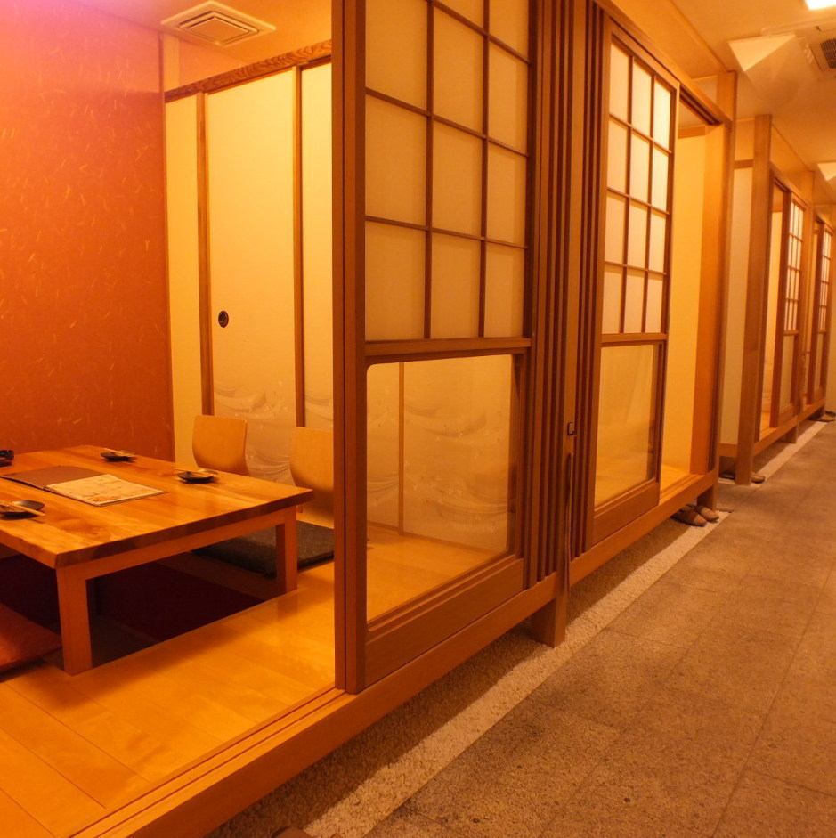 可容纳4人的私人房间，可举办酒会，人数很少！现代日本空间的氛围很好
