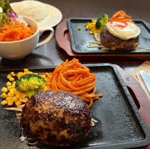 人気のハンバーグはレシピそのまま！　セットになってお得に