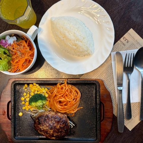 自慢のデミグラスハンバーグランチ