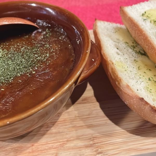 おでこ名物！～バゲット付き～ 牛すじデミ味噌煮込み