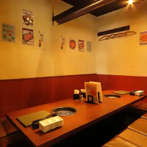 这个房间既是榻榻米房间，也是下沉式餐桌就餐区。你可以在这里放松身心。
