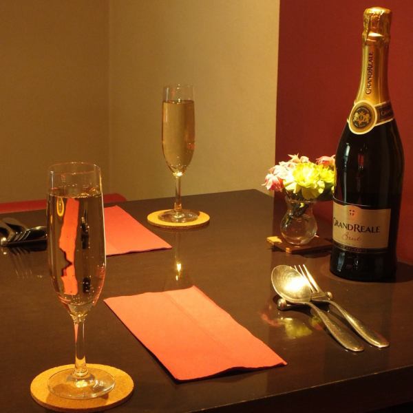 Enjoy a luxurious time with a sparkling wine in a clean table.You can enjoy chatting and drinking while waiting for a special course meal, or you can have fun while choosing a menu with two people.Come and enjoy the wonderful time of both of you