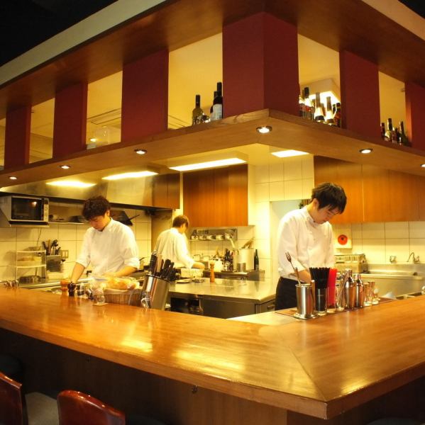 It's not an overstatement to say that it's a large open kitchen counter seat! A lively seat where the chef will serve directly is also popular with women! Anyone who visits you alone will feel free to come here you go!