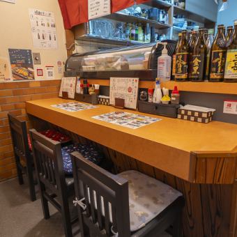 ランチタイムやお1人様でのご利用など、お気軽にお使いいただけるカウンター席です。お友達との会話も盛り上がるかもしれません☆