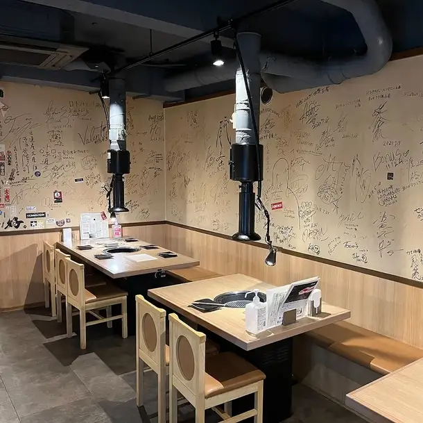 店舖內部設計時尚，色彩別緻，營造出一種即使女性獨自一人也能輕鬆進入的氛圍。入口處的冷藏展示櫃裡擺滿了我們招牌的“熟成牛舌”，你會迫不及待地想知道玻璃上標註的完成日期。米色的牆上掛滿了名人的簽名，在你等餐的時候，可以有很多話題可以聊。