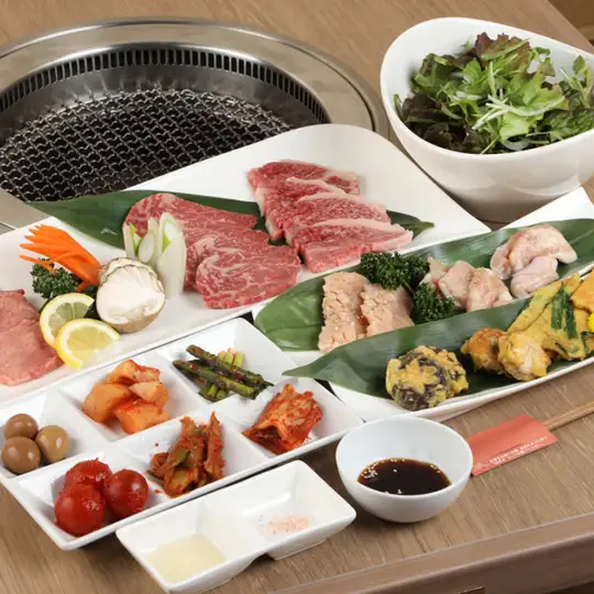 【僅限餐食】9000日圓套餐，包含上等牛舌、牛肉韃靼等熱門菜餚（共10道菜）