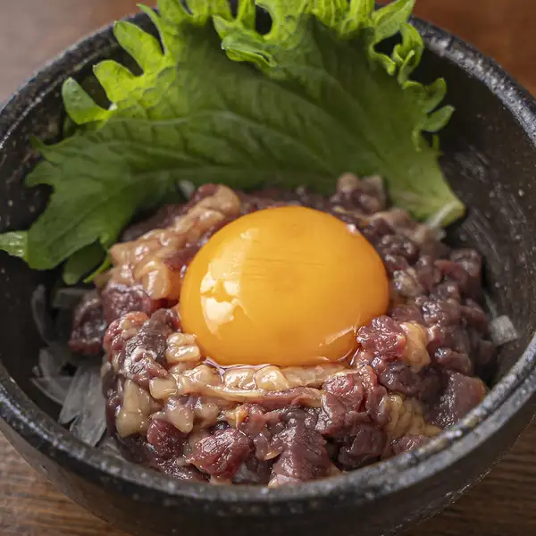 極旨!濃厚卵黄の馬肉トロユッケ