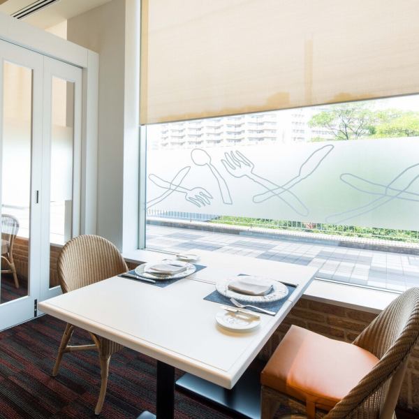 半個室のセミプライベートルームはパーテーションで仕切る事が可能です。落ち着いた雰囲気でゆっくりお食事をお楽しみいただけます。4歳以上有料人数が4名～最大12名様まで収容可能！お祝い事や女子会、大切なご友人との会食などにおすすめです◎