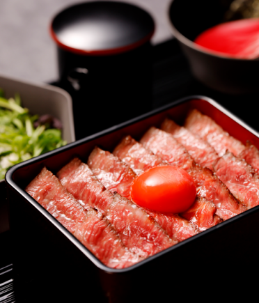 【숯불 구이 STEAK】노토 소 프리미엄 숯불 구이 스테이크 무게 4500엔(부가세 포함)