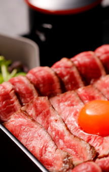 [Specialty] Charcoal-grilled domestic beef steak bowl (premium) 3,480 yen (tax included)