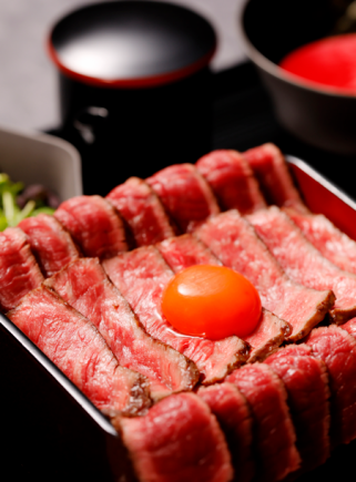 [Specialty] Charcoal-grilled domestic beef steak bowl (premium) 3,480 yen (tax included)