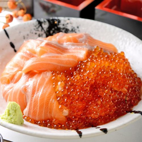 Oyakodon with salmon and salmon roe