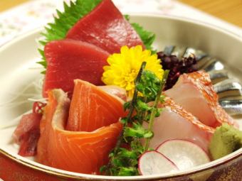 * 我们还提供来自日本各地的各种天然生鱼片！（6-7种）