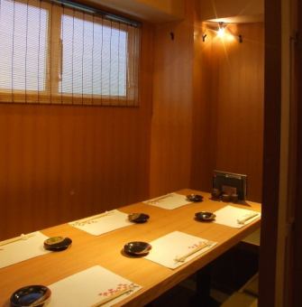 格子の扉が閉まる完全個室（最大8席）