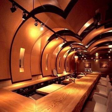 有名デザイナー監修により創り出された和モダンな店内!外観からは判別できないおしゃれで落ち着いた空間は、町田の街の喧騒を忘れさせる非日常の寛ぎ処となっております!カウンター席では目の前で調理をしているため、ライブ感も楽しめます!