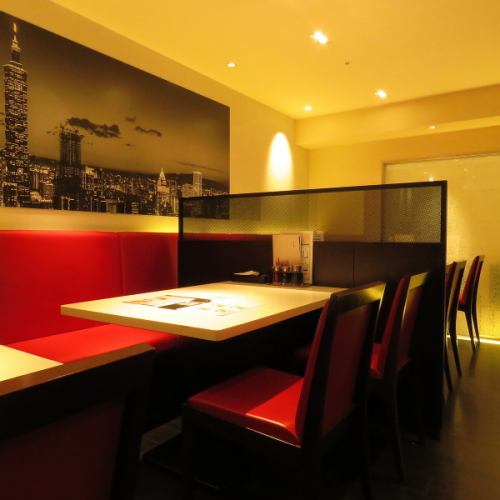 Table seating for 4 (can accommodate various numbers of people))