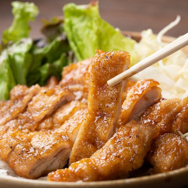 [The meat is juicy and the skin is crispy! A very popular dish♪] Teriyaki chicken thigh 748 yen (tax included)