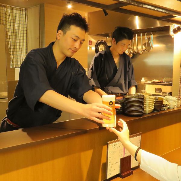 面對面櫃檯獨有的可靠菜餚！您可以看到烹飪場景，如特色串和生魚片。我們也可以在家喝酒，下班後喝saku。菜餚也可應要求提供。