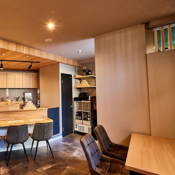 【木のぬくもりを感じられる温かな店内】落ち着いた雰囲気の店内で美味しいお寿司とお酒をお召し上がりください。最大10名様までご着席頂けるテーブルのお席をご用意しております。大切な方との特別な日にぜひ。