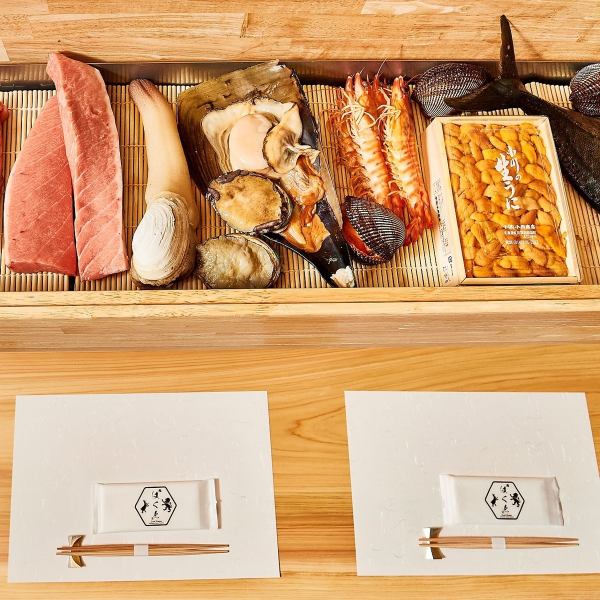 【和を感じさせる昔ながらのショーケース】当店では木のショーケースに氷を敷くという昔ながらの保存方法をしております。これによって鮮度の維持はもちろん、食材の保湿効果もあるためいつでも美味しいお料理をご提供させて頂きます。