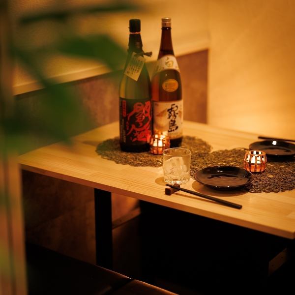 2~4名でゆったり使える人気のテーブル席。大宮駅近でアクセスも良く、友人との飲み会や会社帰りの一杯にもぴったり。木目調の温かみある空間で、焼き鳥やバカ盛り料理を囲みながら楽しく過ごせます。席間も広く、プライベート感を保ちながら会話を楽しめる居心地の良い雰囲気です。