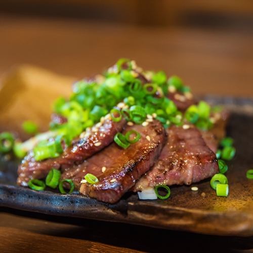 肉厚ジューシー!旨味凝縮の炭火焼き牛タン