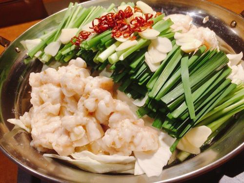 Izutsuya's special offal hot pot.There are two flavors to choose from: umami salt and Kyushu soy sauce.