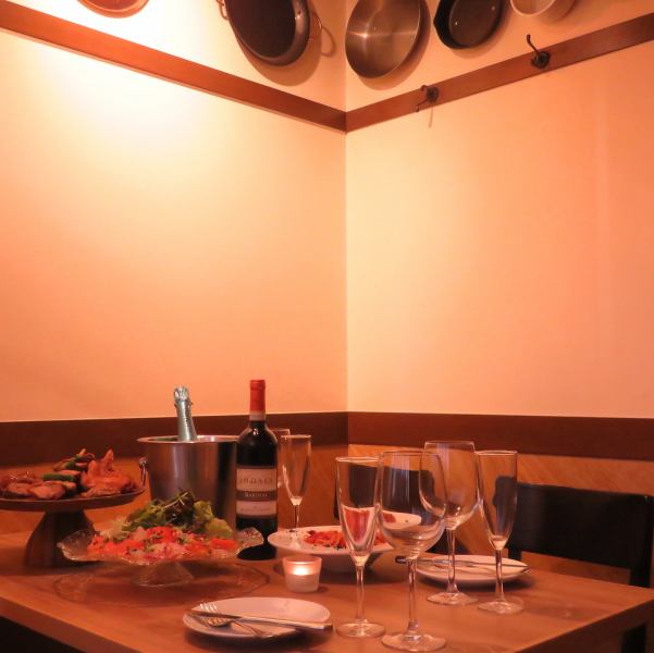 【個室】イタリアを感じるオシャレな赤い壁には【4F ITALY】の店名が。壁には食器などを装飾しアクセントに★窓がある少し開放的な個室からは磨屋町の夜景が見下ろせます。気分高まるお部屋で美味しいイタリアンディナーを。【バル/女子会/肉バル/飲み放題/合コン/誕生日/記念日/居酒屋/単品飲み放題/肉/個室/4F】