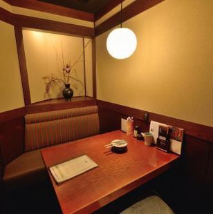 静かで落ち着いた完全個室です。カップルやご友人とのお食事に最適な雰囲気の良い空間です♪自慢の炭火串焼きや旬のお料理、季節の日本酒などと一緒に楽しい時間をお過ごしくださいませ♪