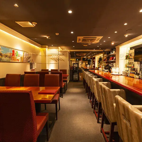 最大26名まで収容可能な店内は、10名様以上で貸切対応が可能。プライベート感ある空間で周囲を気にせず宴会を楽しめます。朝5時まで営業のため二次会や遅めのスタートにも対応。テーブルを組み合わせてレイアウト変更でき、人数やシーンに合わせ柔軟に利用可能。歓送迎会や忘年会に最適。