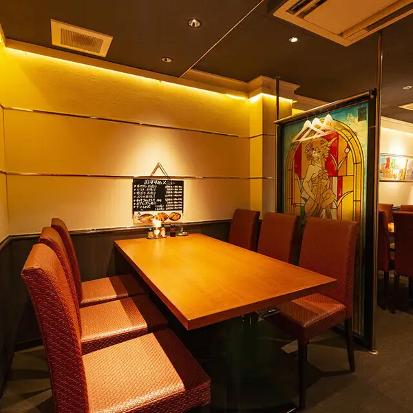 店内は温かみのある照明と木目調インテリアで、居心地の良い空間を演出。手作りにこだわった料理とともに、落ち着いた時間を過ごせます。朝5時まで営業しているため、終電後も安心して利用可能。女子会やデート、仕事帰りの一杯など幅広いシーンに対応。貸切利用もでき、特別な時間を演出します。