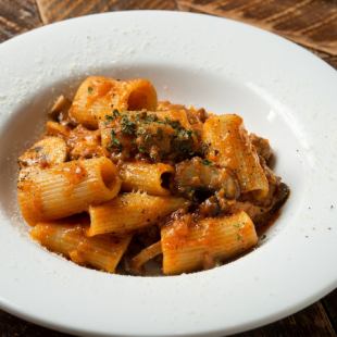 Coarsely ground meat bolognese rigatoni