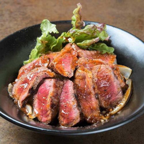 [Popular!] Steak bowl topped with moist and tender steak