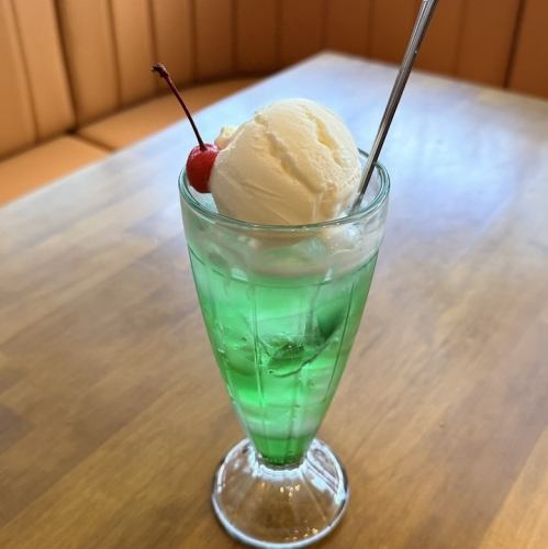 爽やかな炭酸とアイスが彩るクリームソーダ