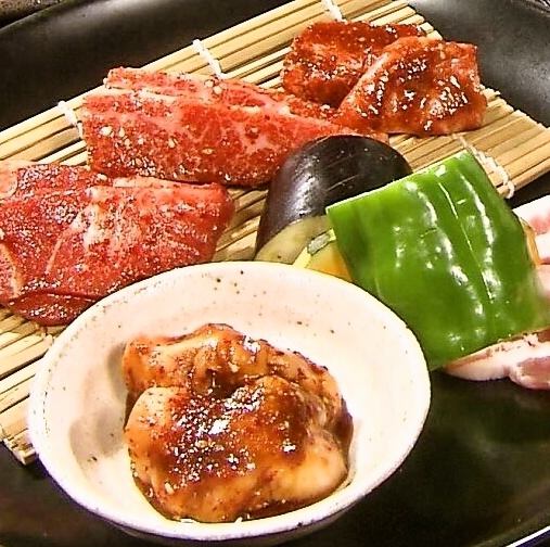 The interior is reminiscent of an old-fashioned yakiniku restaurant, where you can relax and unwind.