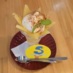 Pineapple and orange parfait with cinnamon flavor