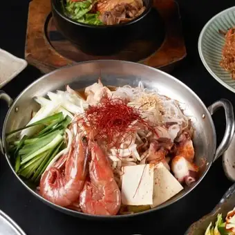 十二月【豪华年末派对套餐:北方美食与精选牛肉】3小时畅饮×8道菜 5000日元:精选牛排、海鲜火锅等。