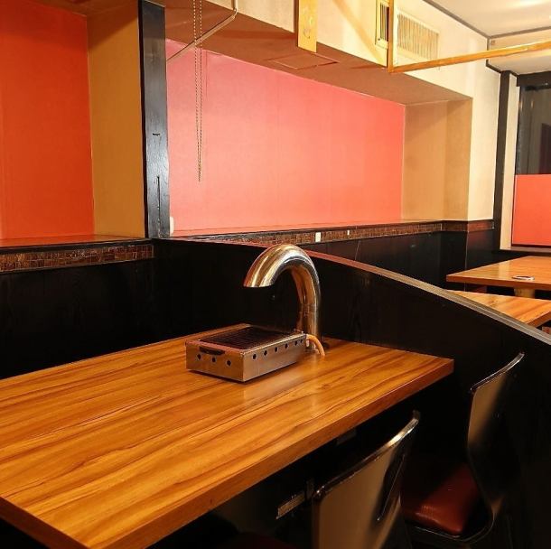 4名様や6名様といった少人数でのご利用に最適な、居心地の良いテーブル席もご用意しております。ご家族での夕食、ご友人とのランチ、仕事帰りの一杯など、様々なシーンで気軽にお使いいただけます。活気ある店内の雰囲気を感じながら、ゆったりとお過ごしください。