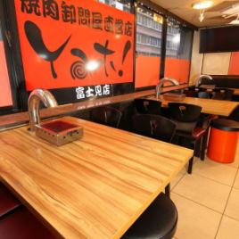 【テーブル席｜4名様×7卓】友人・同僚・家族との宴会やお食事におすすめ◎4名様でご利用いただけるテーブル席は、仲間内での気軽な飲み会はもちろん、ご家族との団らんのお食事にもぴったりです。少人数だからこそ会話も弾みます◎当店こだわりの焼き肉をじっくりとお楽しみください。