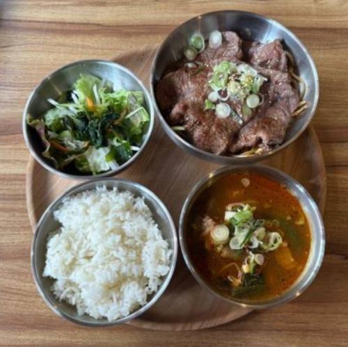 ご飯大盛り無料！ボリューム満点ランチ