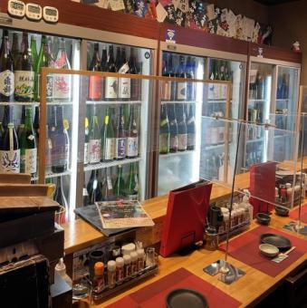 [Seats are spaced apart to prevent the spread of coronavirus] We also have counter seats so that you can feel free to enjoy sake even if you are alone.