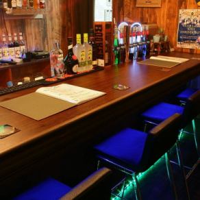 Main counter in the center of the store.It is perfect for drinking alone with friends, so it is perfect for drinking with friends ☆ There is a staff who is familiar with liquor so you can enjoy drinking while talking about recommendations ◎