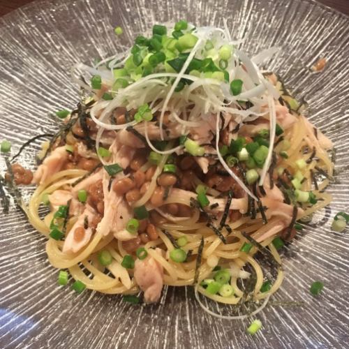 Japanese-style pasta with natto and chicken fillet